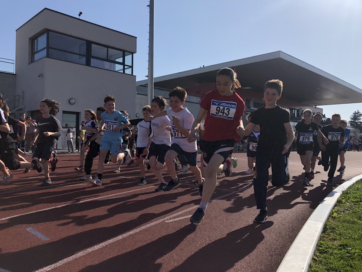 vir0407's tweet photo. Course des remparts enfants. #DSDEN79 #USEP79 #parthenay #ccparthenaygatine https://t.co/65dn30EQhF