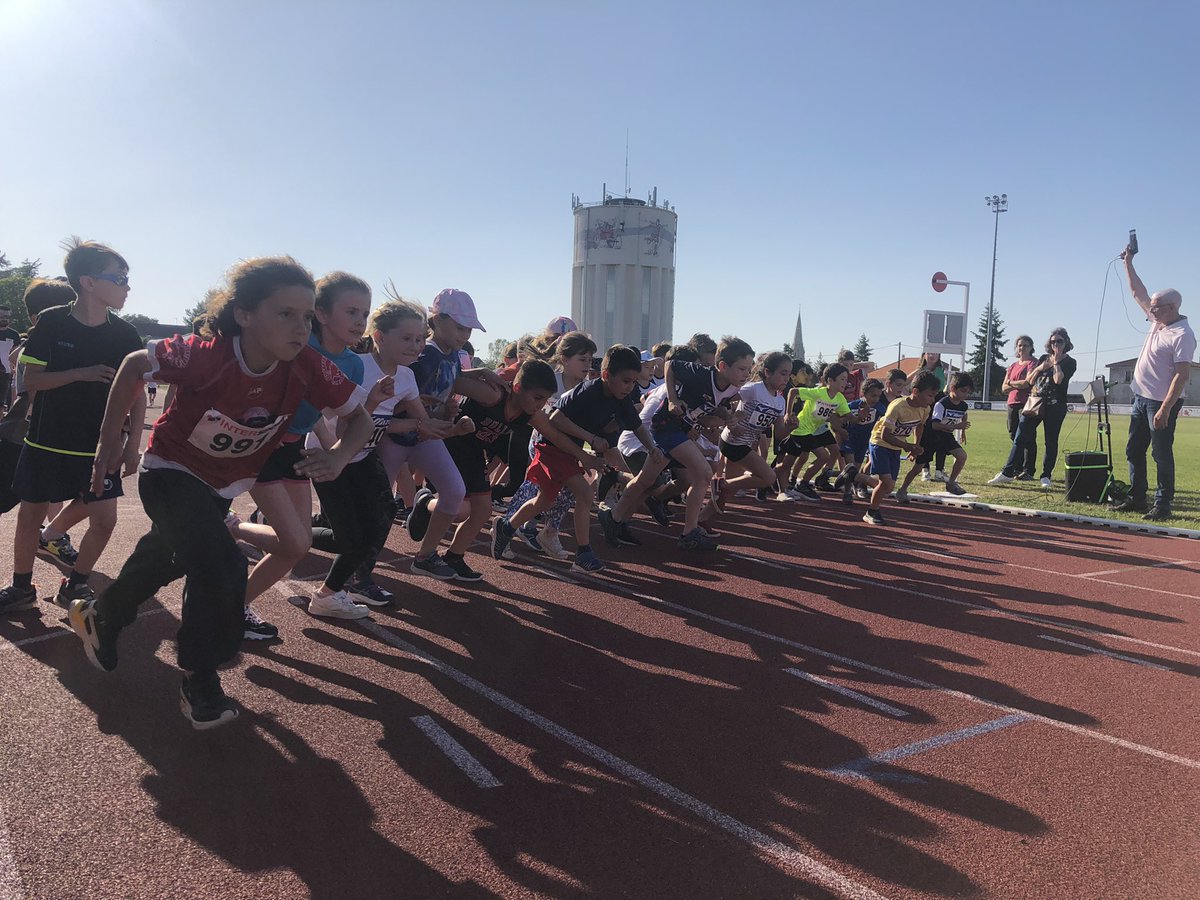 vir0407's tweet photo. Course des remparts enfants. #DSDEN79 #USEP79 #parthenay #ccparthenaygatine https://t.co/65dn30EQhF