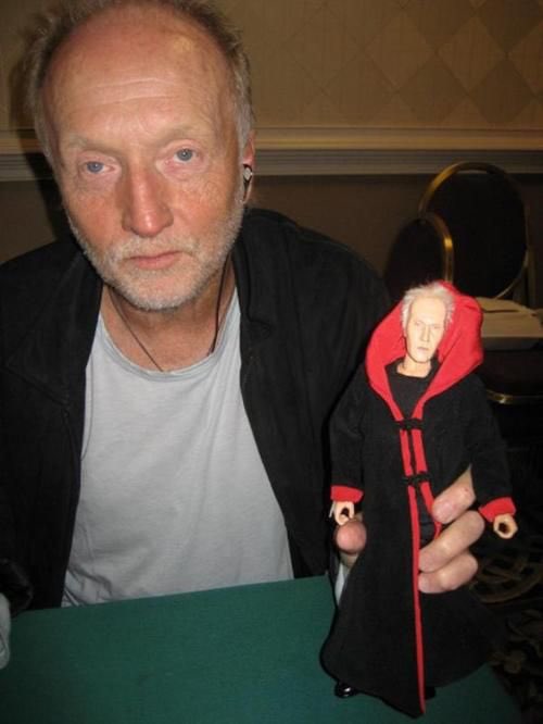 carouselshotgun's tweet image. big fan of images of horror actors holding figures of their character