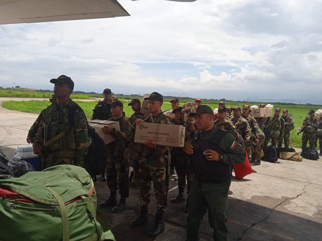 #FANB en tareas de seguridad y defensa rumbo al estado Amazonas, en campaña de desalojo de los ciudadanos invasores de los Parques Nacionales, quienes se dedican a devastar la naturaleza con fines de minería ilegal. 

#IntegrarEsVencer 
#OperacionAutana2023