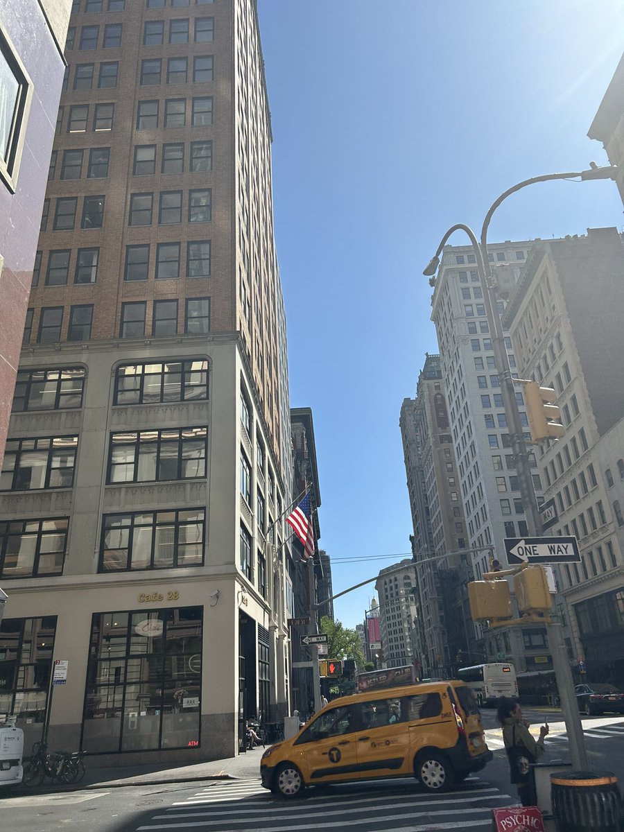 卒コン行けなかったし
写真集もまだ見れてないけど
NYには来れたよ。