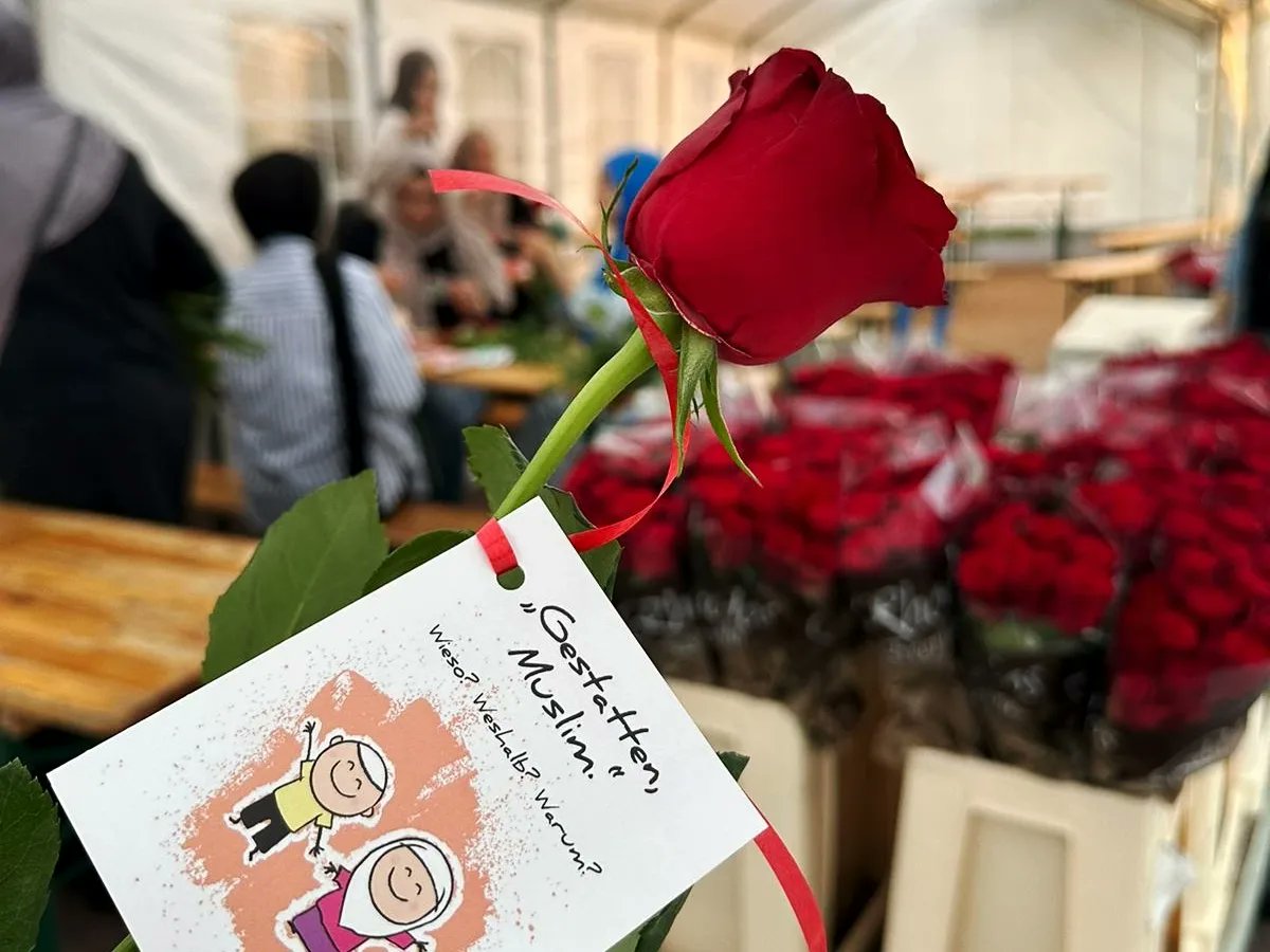 igmgrastatt's tweet photo. VORBEREITUNGEN FÜR „GESTATTEN, MUSLIM.“ ABGESCHLOSSEN🌹
@igmgorg @igmggenclik
#GestattenMuslim #Rastatt #BadenWürttemberg #hoffnung #freude #Rosen #igmg #igmgwuerttemberg #igmgrastatt #BuyrunBenMüslümanım #HelloIamMuslim #BonjourJesuismusulman #HalloWijZijnMoslims #HeiJegErMuslim https://t.co/T3eQMlpckE