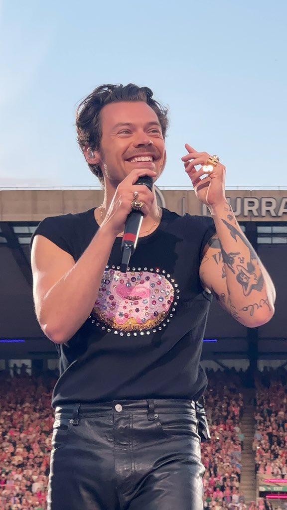 hsdtogethertour's tweet photo. Harry smiling on stage at Murrayfield Stadium in Edinburgh, Scotland - 26 May (via @muscforaseaview) https://t.co/26yJTYGdYD