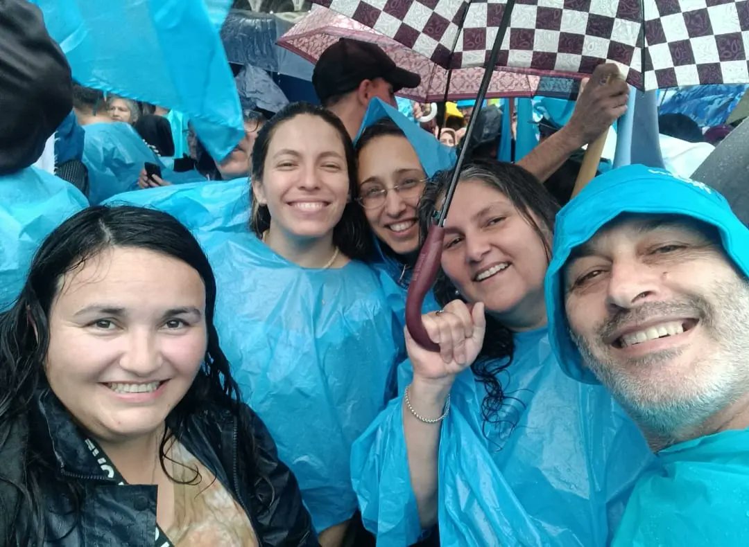 nesalud's tweet photo. 📆A 20 años de la asunción de Néstor como presidente, fuimos todxs a Plaza de Mayo, a festejar y a bancar a Cristina 🐧💙🇦🇷

@Sabbatella 
@MoniMacha 
@GuidoPasamonik 
@martinlato 
@NuevoEncuentro_ 
@nebuenosaires https://t.co/7iv5ZrBgro