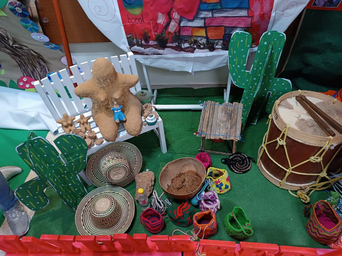 SCamargog's tweet photo. La cultura es la memoria del pueblo, la conciencia colectiva de la continuidad histórica, el modo de pensar y de vivir.
Milan Kundera
Aprendiendo en estos espectaculares stand acerca de la cultura wayuu. #FeriaInvestigadora @jaroldiazc  #UniguajiraMaicao https://t.co/mFJSXzSNZl