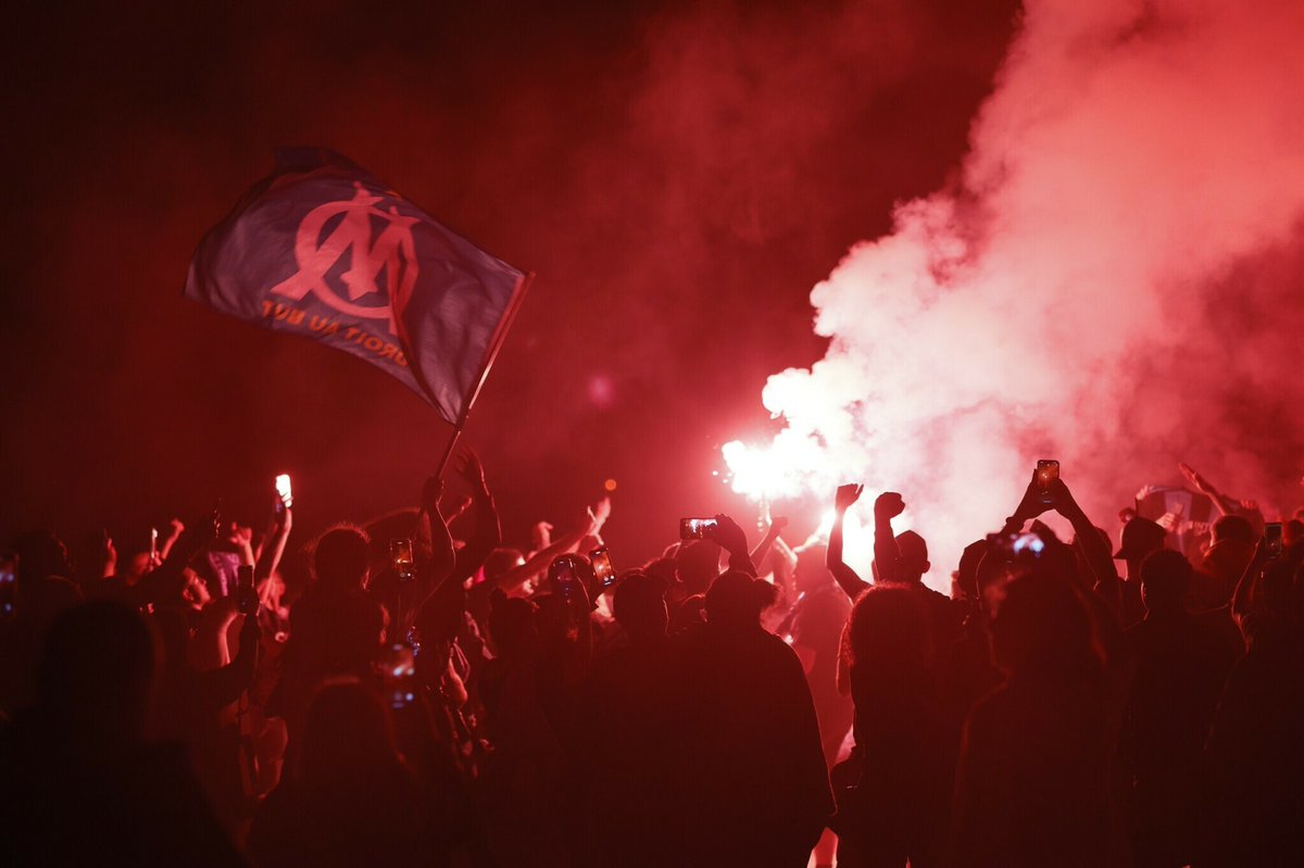 laprovence's tweet photo. Le littoral marseillais illuminé par 8 000 fumigènes pour les 30 ans du sacre de l'OM 🔥

Retrouvez nos plus belles photos juste ici 👉 https://t.co/tg6cxsEKSJ

#OM #Ajamaislespremiers #26Mai1993 #TeamOM #Marseille https://t.co/nbaQVB27Jn