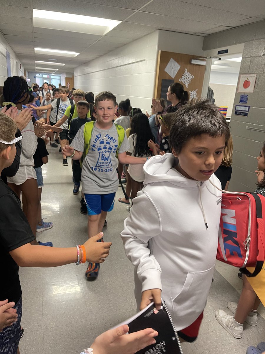 lvs2teachmc's tweet photo. Fifth grade clap out. Wow- this group is moving on next year!#willbemissed https://t.co/nNQ4TkNNi2