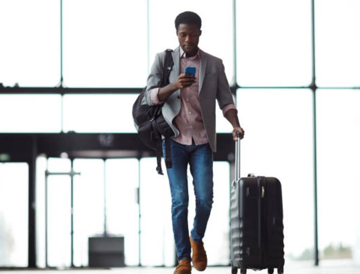 29-year-old me texting my mom when I arrived at the airport, when I got on the plane, when I landed, and when I got to the hotel safely