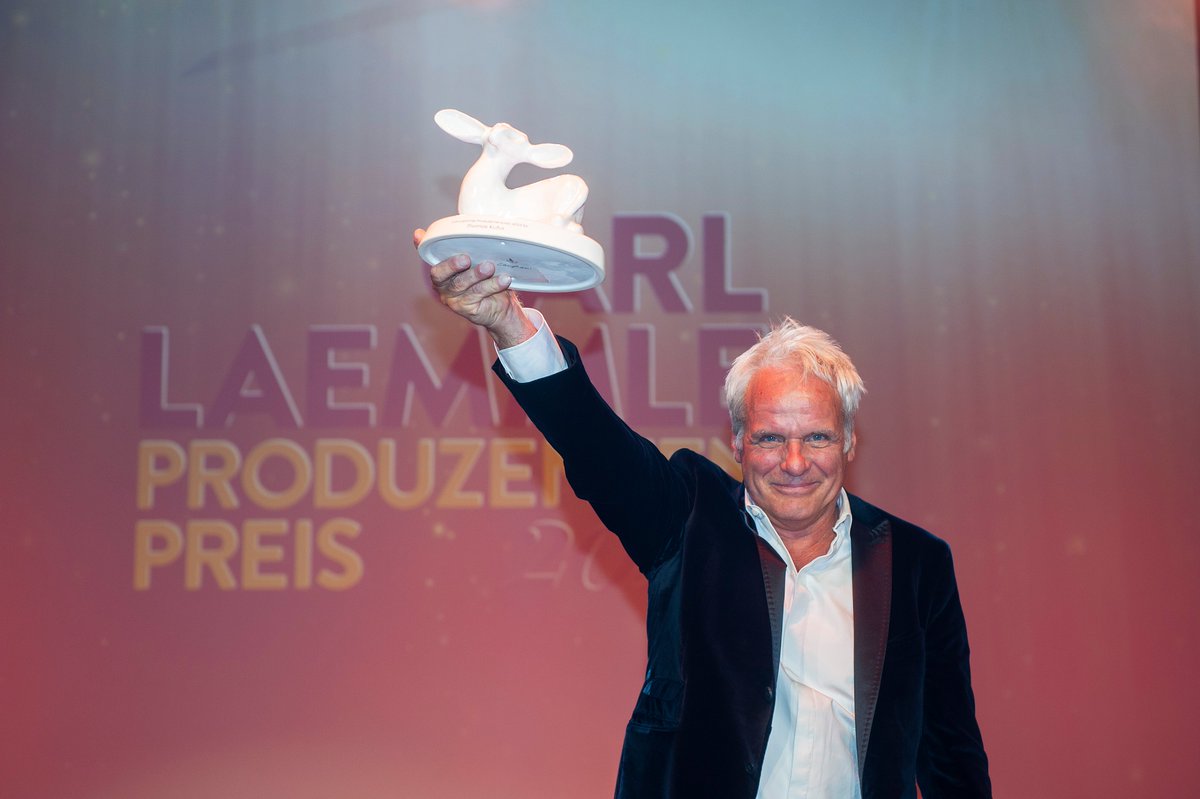 P_Allianz's tweet photo. Herzlichen Glückwunsch, Thomas Kufus, zum Carl Laemmle #Produzentenpreis 2023! #CLP23 @laemmlepreis #CarlLaemmle #CarlLaemmleProduzentenpreis #Zeroonefilm https://t.co/DDVAmeBSQZ