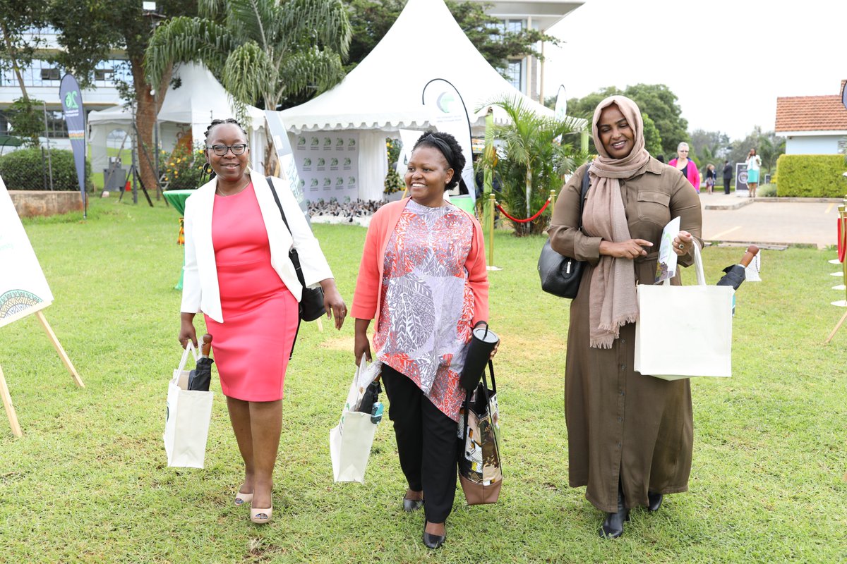 ECD champion @kadzomudzo Energizer bunny #4 & social justice warrior @Liz_Kimani with NCD policy star researcher @shukrifmohamed 🇰🇪🇰🇪🇸🇴
🙌🙌🙌🙌🙌
#WeAreAfrica 
#APHRC20 
#IamAPHRC