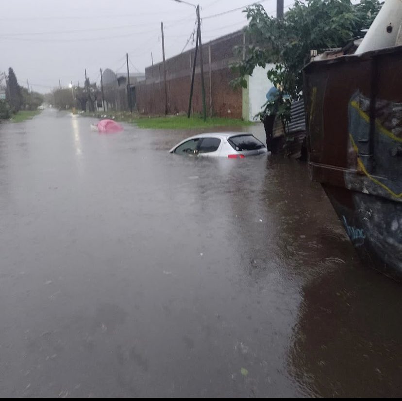 javierlanari's tweet photo. Ayer festejaban los 20 años K. Hoy hay medio conurbano inundado. Casas y autos tapados por agua. Gente que perdió todo. Ya nadie llora. A nadie le importa. Gobierna el Peronismo... https://t.co/r9IjIzIQSx