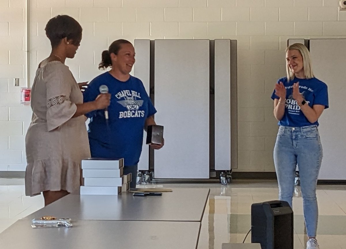 JasonSwansonKC's tweet photo. I'm so proud of @LauraESwanson1 for her school volunteer award! Whether it's PTA, Girl Scouts, Cub Scouts, coaching volleyball or basketball, she's giving her all for our kids. Congratulations, sweetheart! 🤎🤎 https://t.co/To3bkjEo2b