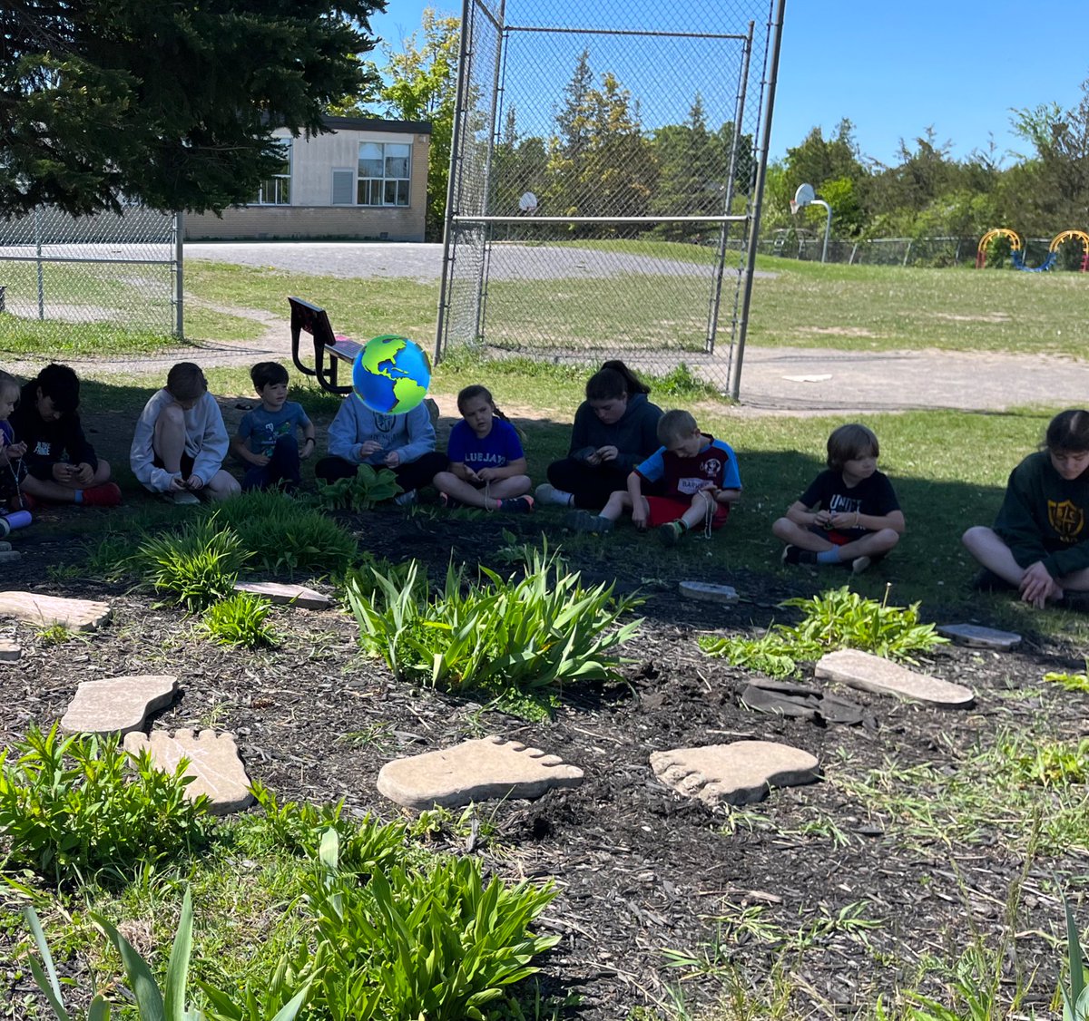 😊 What a beautiful way to end the last Friday of May, 🌸 our month to Honour Mary. 🙏 Thanks to our Learning buddies for joining in with us to pray the Rosary. 📿 Roles were reversed and the little buddies got to be the teachers today! @alcdsb_stms