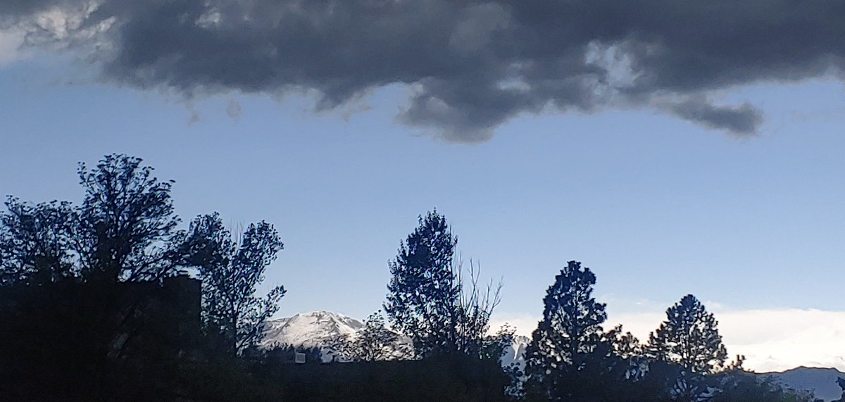 In the meantime, #PikesPeak is glowing. #cowx