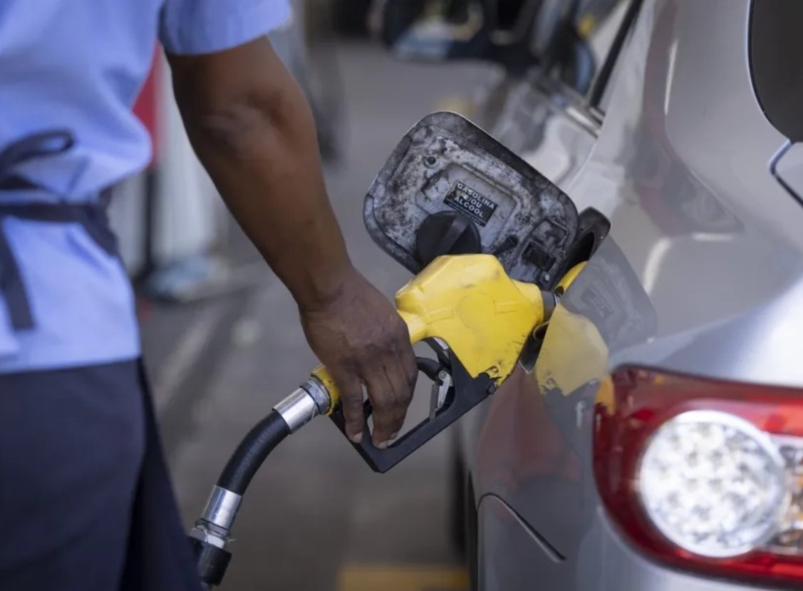 FAZ O 'L' AI RAPAZ!

Valor da gasolina cai pela terceira semana seguida nos postos, diz pesquisa da ANP

Segundo a ANP, o valor médio do litro da gasolina comercializado nos postos caiu pela terceira semana seguida, de R$ 5,46 para R$ 5,26. É um recuo de 3,66%. É o menor patamar…