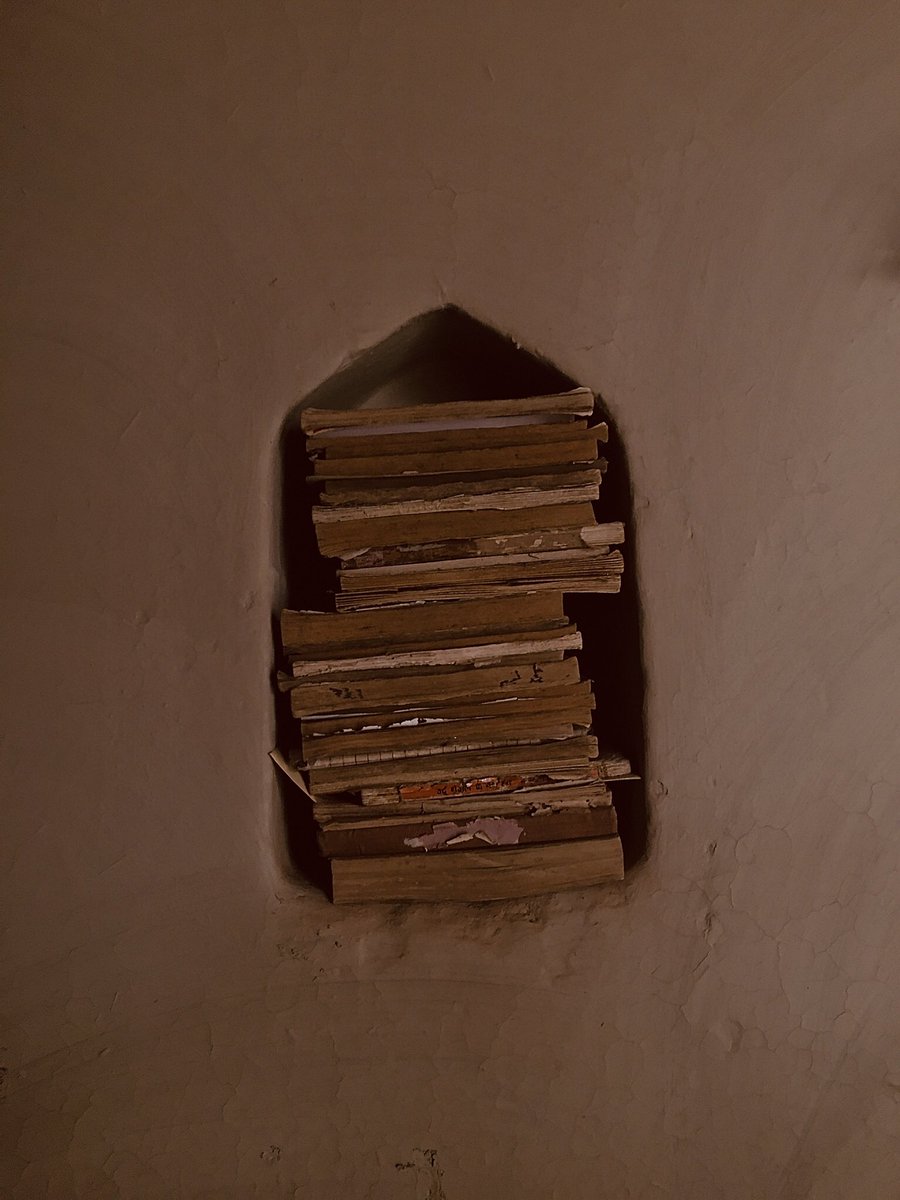 tasneem1893's tweet photo. my favourite taak picture <333 (dada’s books) https://t.co/QWvgCmRnAf