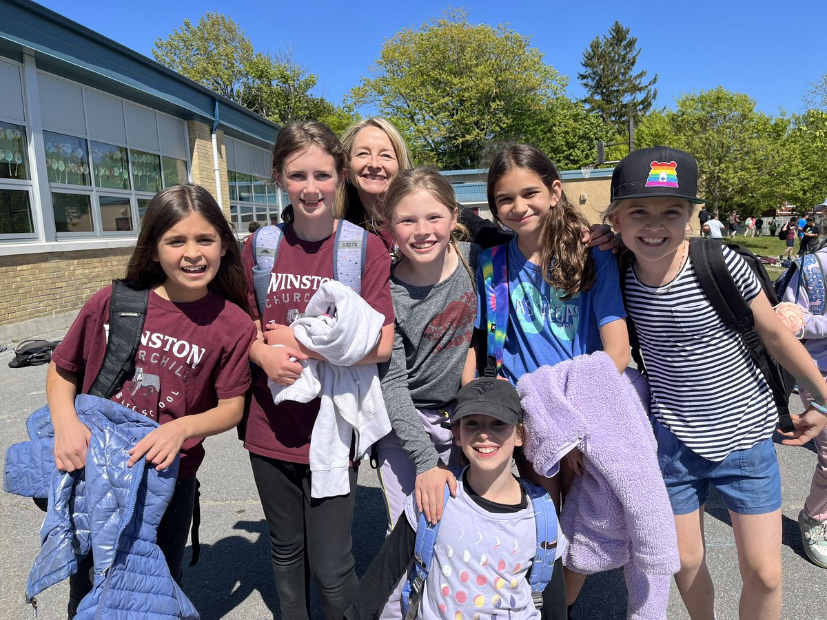 MsRochefort03's tweet photo. Shout out to our amazingly supportive principal who sends us into the weekend with an outdoor dance party on Fridays. We appreciate you @JBorgesEdu ❤️@WinstonPSLDSB #bulldogspirit https://t.co/oGO3m2wiNX