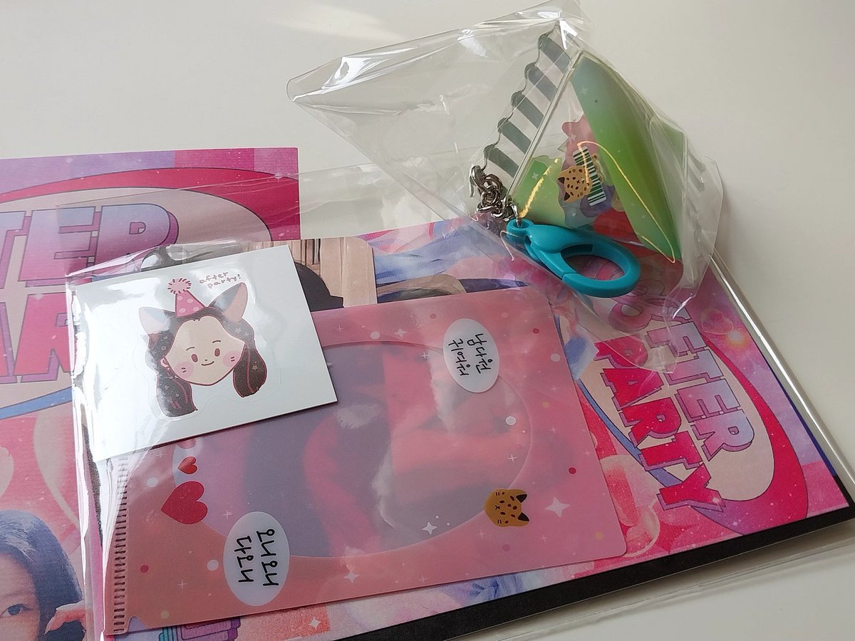 #all_about_dawon
#다원이를_위한_afterparty
다원언니 생각하면서 만들었다는 만트초코하이볼이 달달하고 너무 맛있었어요😋
직원분도 완전 친절하셔서 편하게 액자 감상하며 있다왔어요!
째규원키링이랑 특전들 다 너무너무 귀여웠어요 주최자분 귀한경험하게해주셔서 감사합니다 ❣️