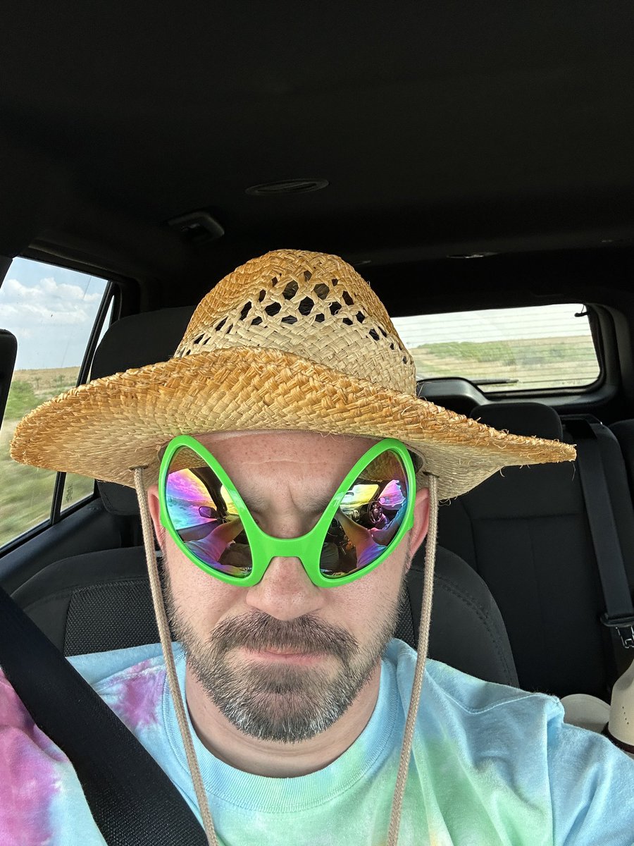 WxSidneyG's tweet photo. Cowboys and Aliens retreating from Roswell. No tornado life has been detected there. #nmwx https://t.co/sO8YLpc6Yo