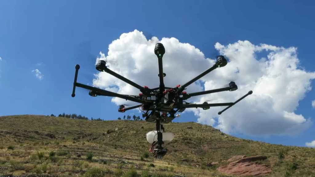 OrientaBidasoa's tweet photo. Drones que lanzan 450.000 semillas al día para reforestar los bosques tras los incendios. https://t.co/LpTnFdJxBA vía @Omicrono https://t.co/KmuNjEmatQ