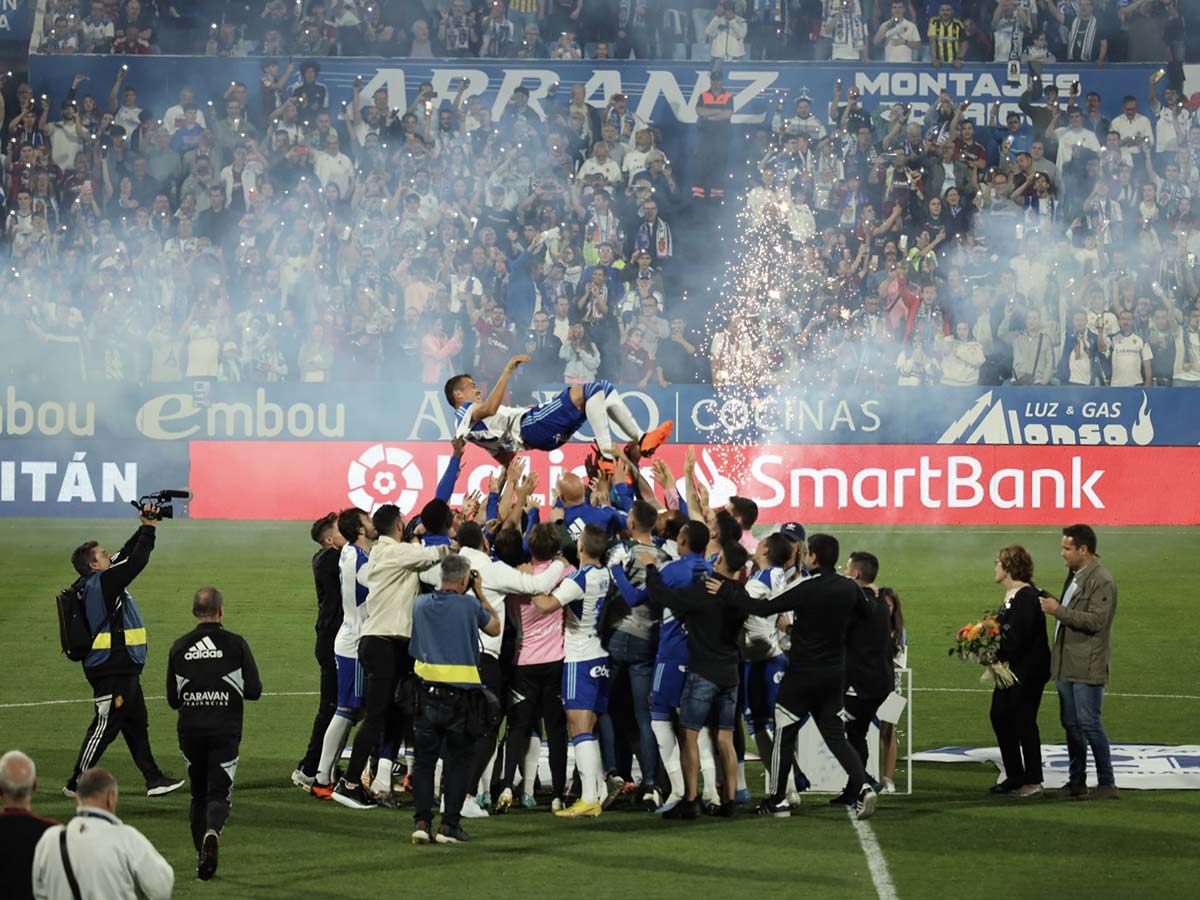 fcastarlenas's tweet photo. (HILO) 1. No todos los días tiene uno la oportunidad de despedirse de una leyenda. "¿Ahora cómo agradezco yo todo esto", decía Zapa. ¿Te parece poco lo que has hecho, capitán? https://t.co/FPuW9dfWEt