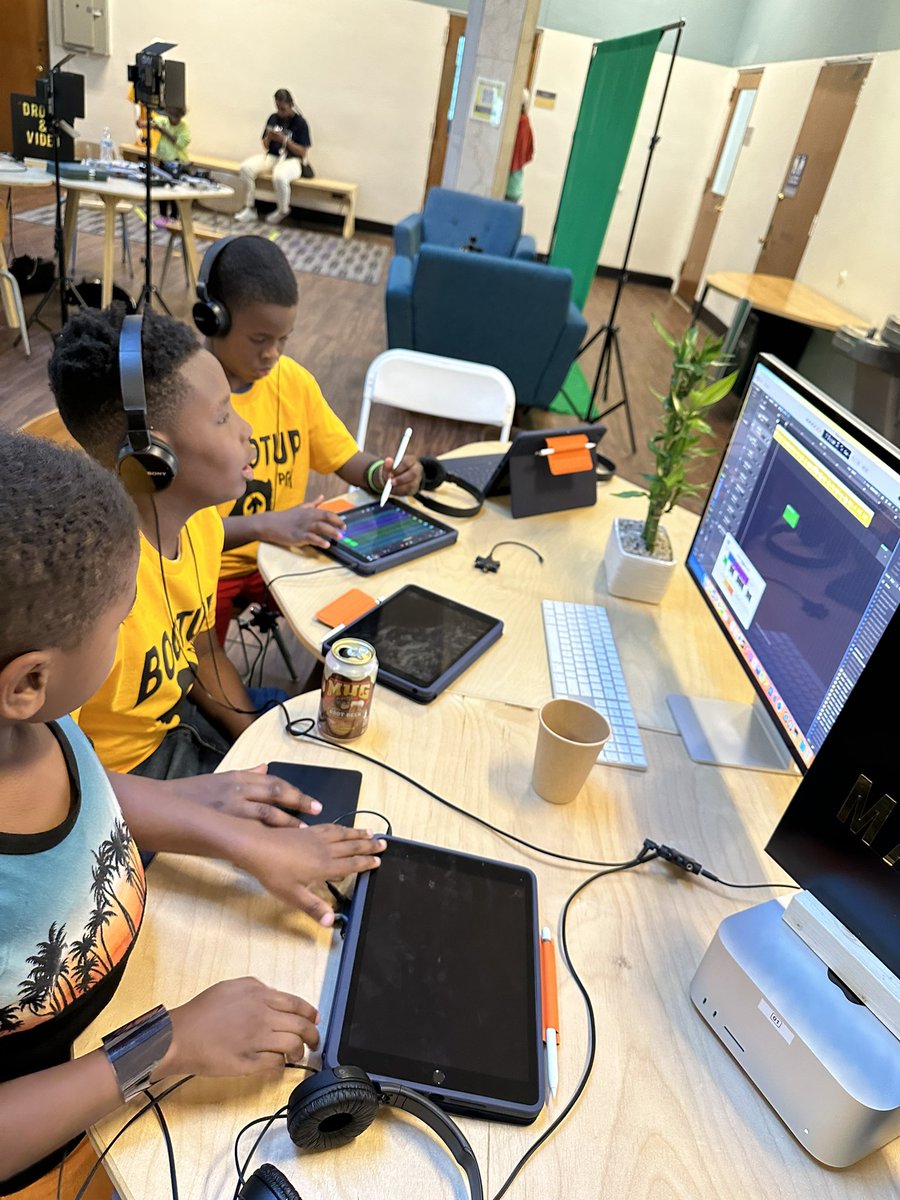 Learn21Tech's tweet image. Full house for the #CsforPgh #CsforInclusion youth showcase @BootUpPGH this evening! #access #community