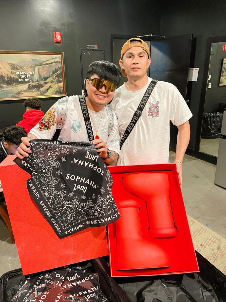 I will personally hand out my bandana to the first 20 fans that show up to our Nashville concert tonight at Marathon Music Works. Sending out love and blessings to everyone. Thank you for the continued support! I appreciate every single person that came to our shows. 🙏🏻🥰🥰