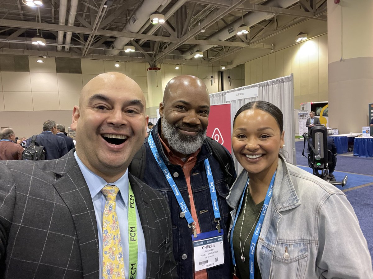 anthonyfernanTO's tweet image. Fun day chatting with municipal leaders at the @FCM_online #FCM2023AC Special thank you to @BernGrush for the kind invitation. Excited to see the growth of public mobile robots in Canada 🇨🇦. #topoli #urbanrobotics