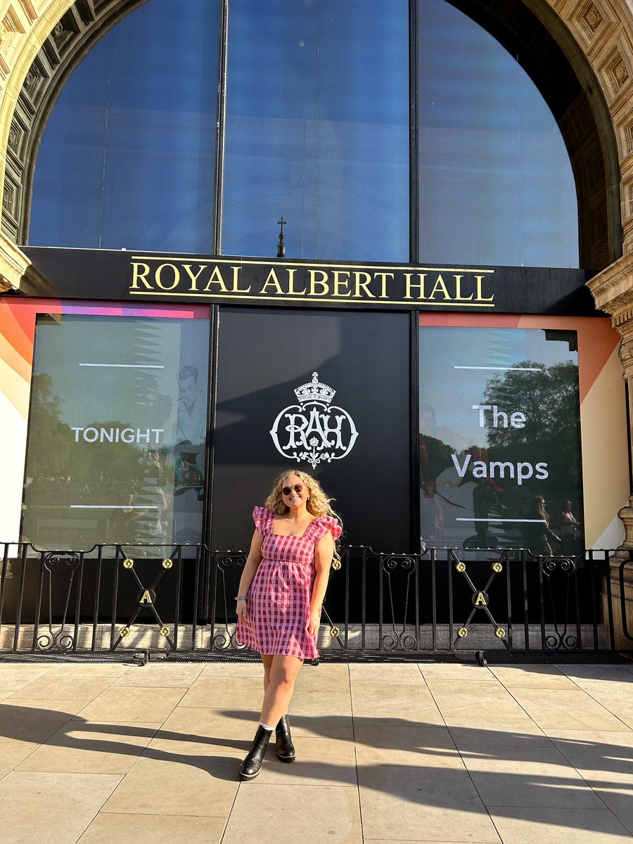 zoeewalkeer23's tweet photo. have i ever mentioned that i love the vamps?
tonight was incredible and special and i’m so glad i got to be a part of it 🤍
#10YearsoftheVamps #theVampsRAH https://t.co/H7WktyjWyM