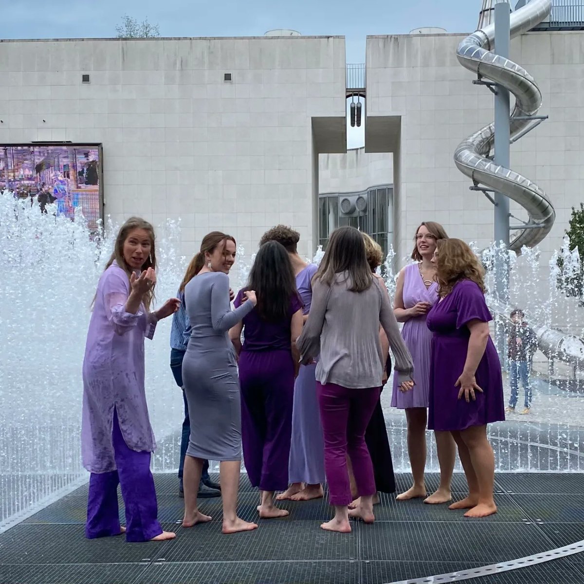 bonnerjazzchor's tweet photo. Fotoshooting im Springbrunnen? 💦 ...uns SängerInnen ist ja bekannt, immer eine gut befeuchtete Stimme zu haben 🎤✅ 
Wir wünschen unseren Chorfreunden aus ganz Deutschland viel Freude bei den Vorbereitungen auf dem #DCW! #gemEINSAMESPITZE 
#bonnerjazzchor #FlashbackFriday https://t.co/voZ1W2gB8i