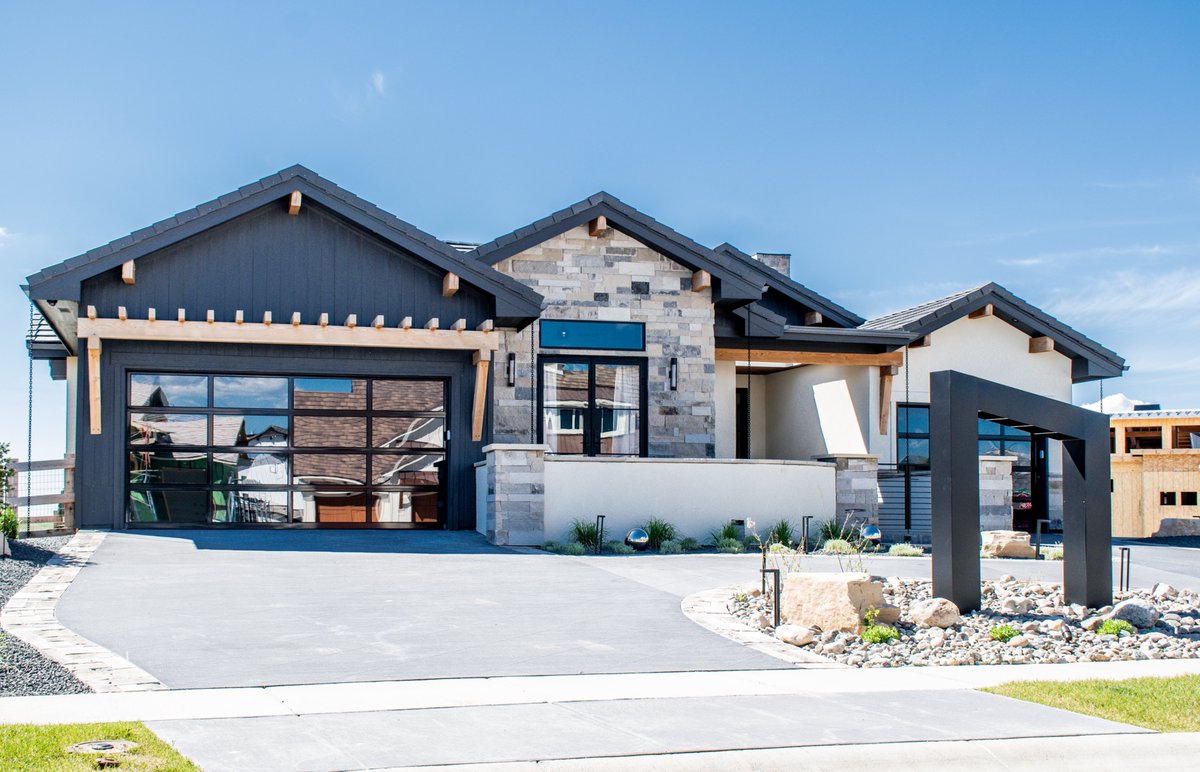 EdwardsStone_'s tweet photo. Talk about curb appeal!
This Skyline Grey | Multi 468 home features varying grey colors blended with soft charcoal-colored stones.
#EdwardsStone #SolaceCustomHomes #BerthoudCO #TPC https://t.co/ZOJFpSY2b9