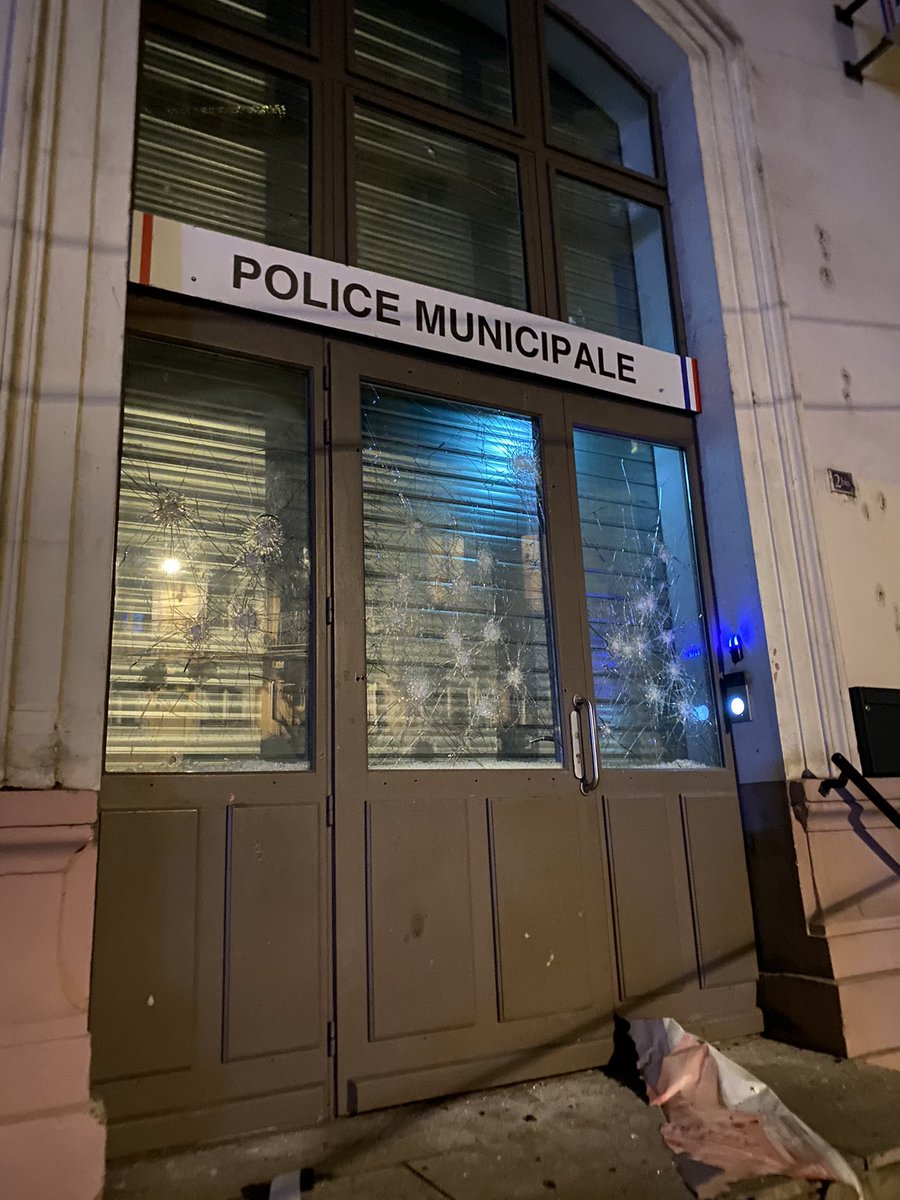 🔴Le poste de police municipale situé à proximité de la mairie du 1er a lui aussi été pris pour cible par les manifestants. #Manifestation #100joursDeZbeul #Macron #mani26mai #greve26mai #ReformeDesRetraites #IntervillesDuZbeul #manifestation #FranceProtests #Lyon