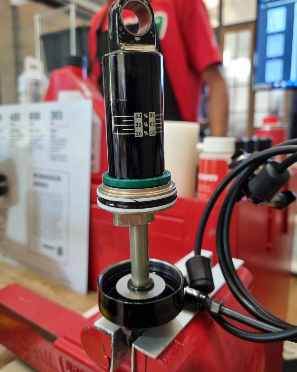 PROPARTS3's tweet photo. Semana de treinamento técnico com muita troca de experiência e aprendizado. Essa semana em especial tivemos a inclusão do novo módulo de instalação do novo grupo @srambrasil T-type transmission.

#stusram #sram #rockshox #proparts https://t.co/anNYC3BV44