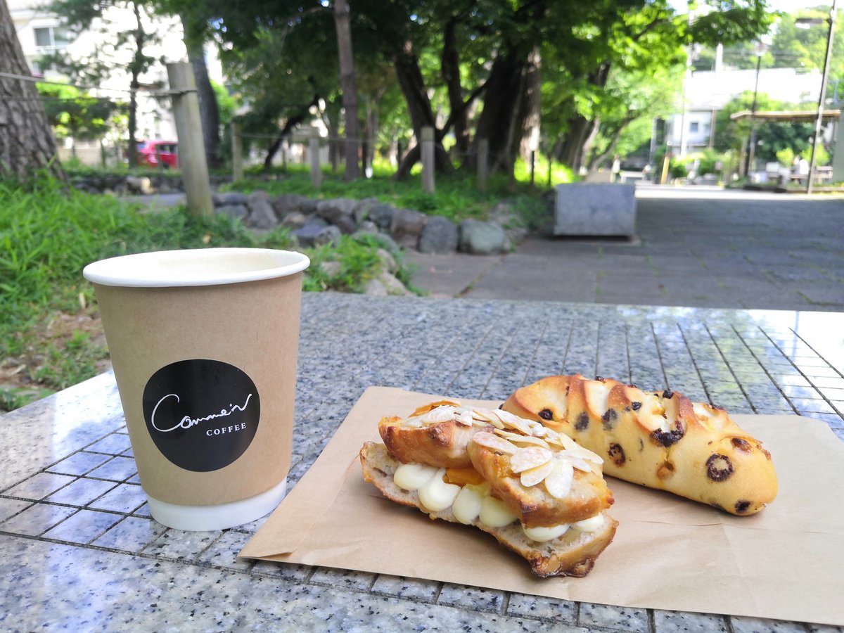 maron_coffee's tweet photo. #東京カフェ散歩
#Comme'N_TOKYO
2019年パンの国際大会の優勝者、大澤秀一氏が開いたテイクアウト専門のベーカリーカフェ。遂にフッ軽来店!様々な美味しいパンに加えて、パンに合うケニア産のスペシャリティコーヒーも楽しむことができる。行列が絶えない大人気の店なので午前中に来て下さい。最高! https://t.co/358JNcdNly