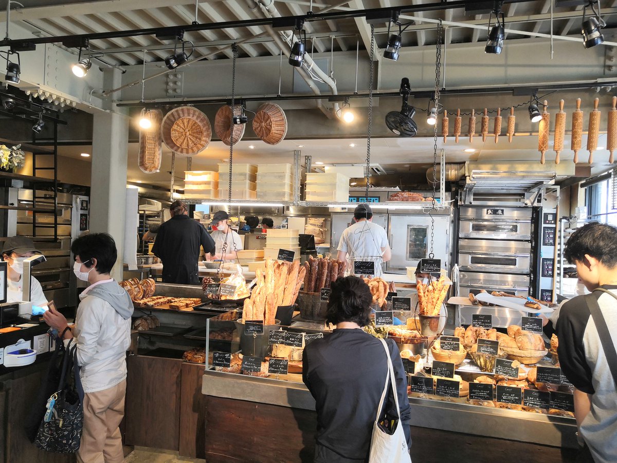 maron_coffee's tweet photo. #東京カフェ散歩
#Comme'N_TOKYO
2019年パンの国際大会の優勝者、大澤秀一氏が開いたテイクアウト専門のベーカリーカフェ。遂にフッ軽来店!様々な美味しいパンに加えて、パンに合うケニア産のスペシャリティコーヒーも楽しむことができる。行列が絶えない大人気の店なので午前中に来て下さい。最高! https://t.co/358JNcdNly