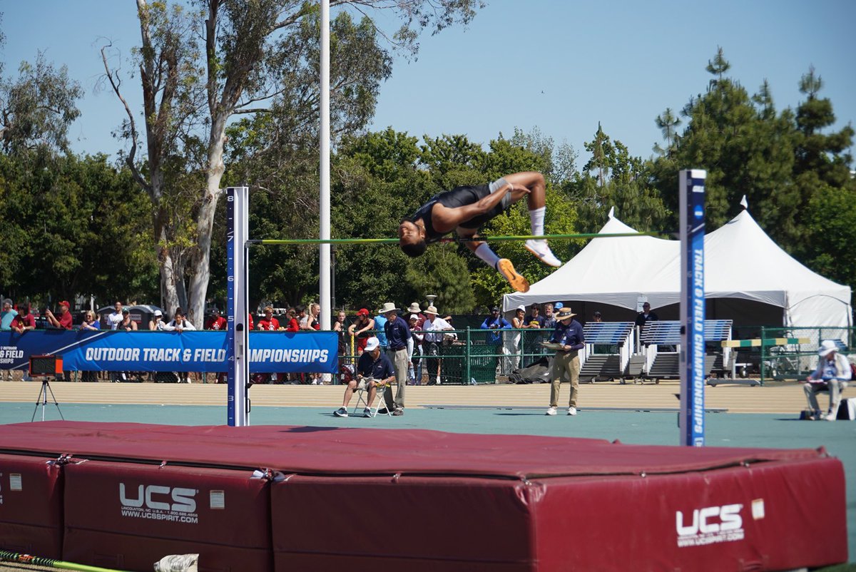 LittleRockTFXC's tweet photo. Johnathan Jones remains among the high jump leaders after clearing 2.09m
(6-10¼) in his first attempt at the #NCAATF Prelims

￼📊 https://t.co/e6lXFPp0WY

#LittleRocksTeam https://t.co/Y8z0y3Tu75