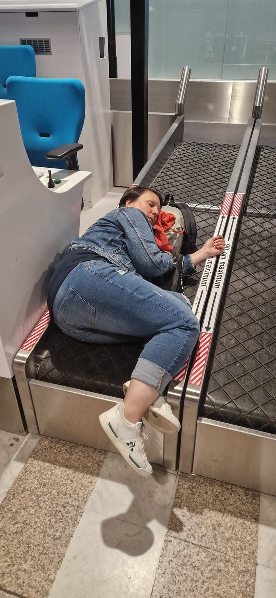 BenoitPot's tweet photo. @easyJet voilà où dors ma femme enceinte cette nuit. Vol annulé et Pas d'hôtel. C'est une honte... #easyJet https://t.co/SZwNtsSWaW