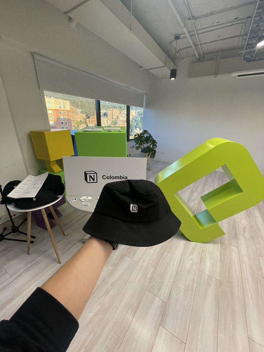 nosoyceo's tweet photo. No es que quiera darles fomo, pero ya tenemos sombreros y libretas de @NotionHQ para el #NotionCommunityFest Colombia 🇨🇴 junto a @platzi. 🫶🏼🎉
¡Nos vemos en unas horas!
@NotionColombia https://t.co/Vu9dZu2TwS