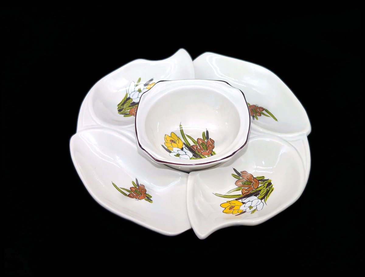 G97816960Girl's tweet photo. California Originals 1032, 1033 three-part lazy Susan chip 'n dip | nacho set made USA. https://t.co/Fvsh6H9TzH via @Etsy #BuyfromGroovy #antiqueshop #tableware #gamenight #nachotray #lazySusan #chipndip #CaliforniaOriginals #EtsySellers https://t.co/n9cKuv1V82