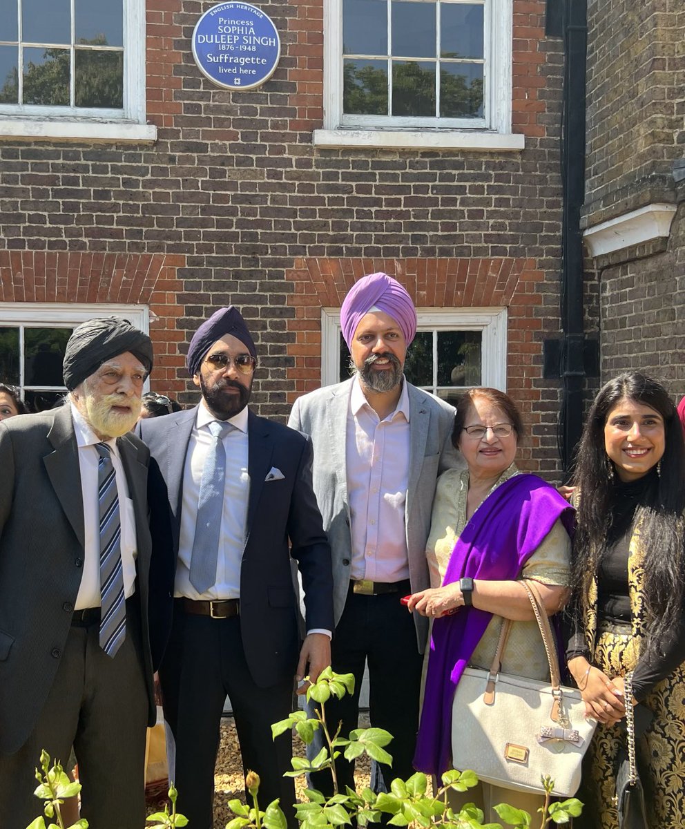 Proud moment to unveil the Blue Plaque to #sophiaduleepsingh 
Standing at Faraday House with Lord and Lady Singh, ⁦@TanDhesi⁩ and ⁦@KajriBabbar⁩ 
⁦@EnglishHeritage⁩
