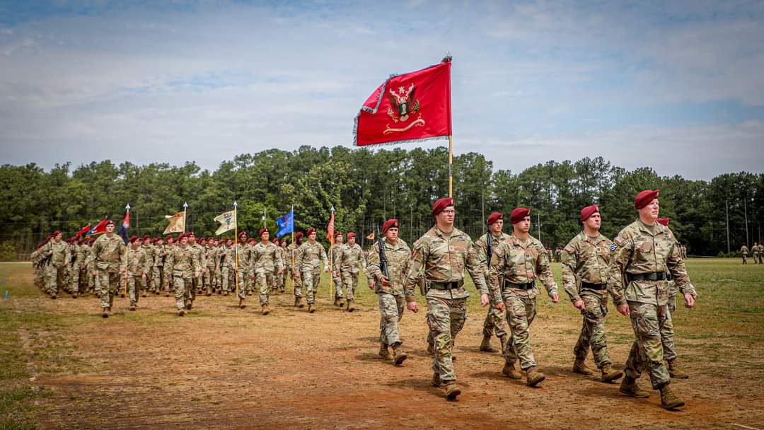 aefuh60's tweet photo. Atlas Paratroopers did a fantastic job during the 82d Airborne Division's Pass and Review! Another All American Week in the history books. #AAW23 #KeepEmintheFight #WingsoftheAirborne @82ndABNDiv @82ndCAB @JenniferMykins @FlyArmyCG https://t.co/x7lIhKdqPB