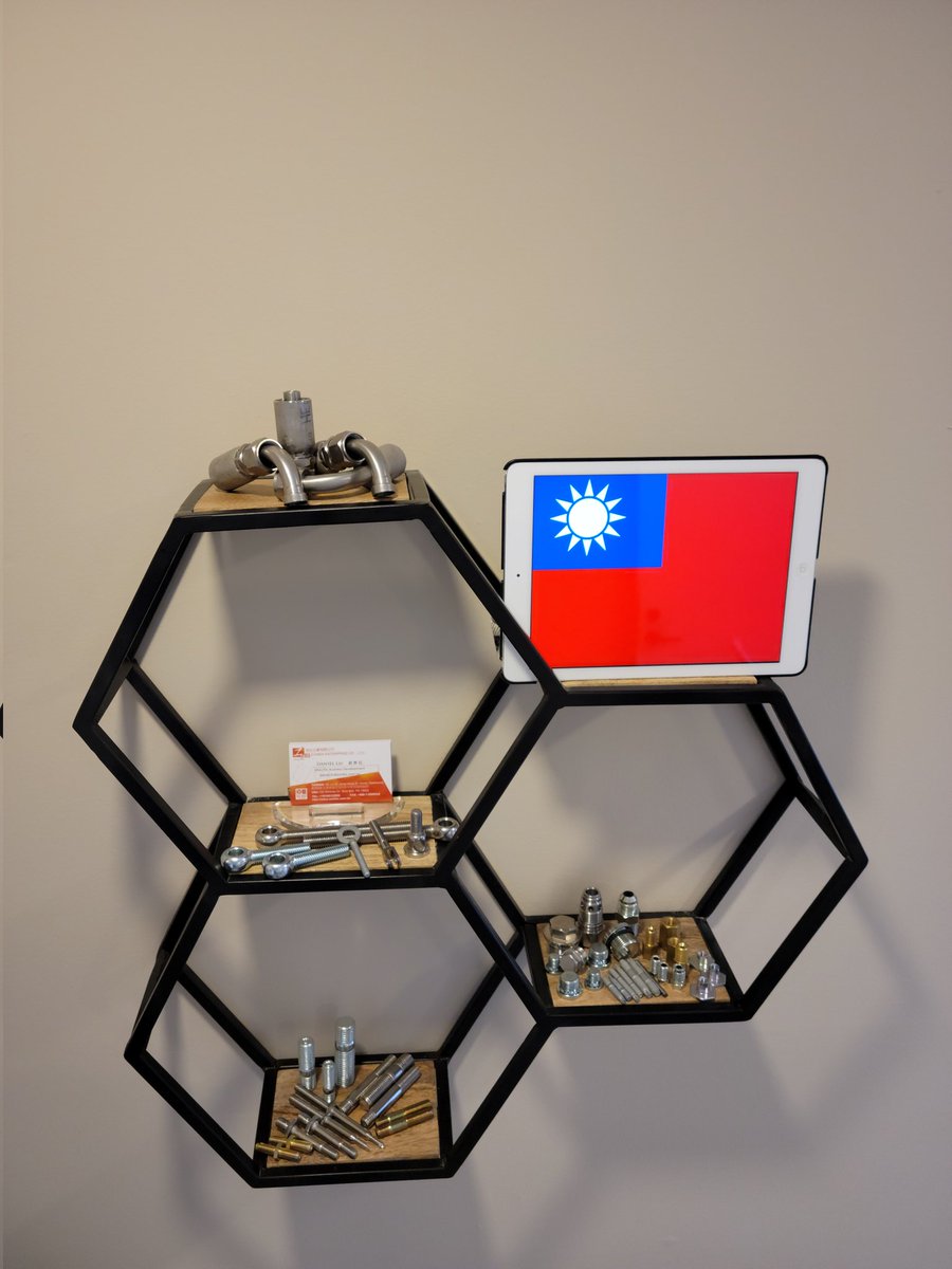 YTnComms's tweet photo. 給 clients 的簡易 showroom/meeting space 佈置好了！地點在美東費城都會區。到美東出差的朋友們，如果有需要短期 showroom/meeting space 也歡迎私訊聯繫了解喔！ https://t.co/WZKwIz8TKN