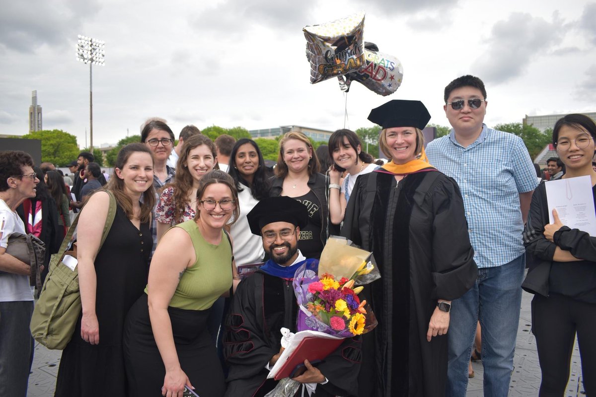 thehepatologist's tweet image. 1/3 Today marks the completion of my time in Francis lab. The lab which gave my #firstfirstauthor, where I first ran an ELISA and all other first experiments which I had no experience of. It was wonderful to be trained by strong scientists.