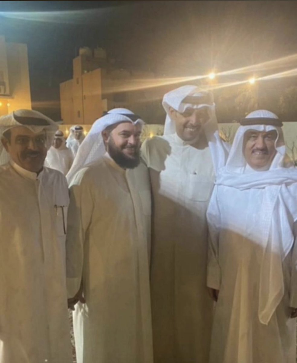 مصامخ الروس القويه يبي راس 
ولاكل راس لـلمـصـامـخ مهيّـا 

الله خلق والله فرق ناس عن ناس 
فـرقن مثـل فـرق الثـرا والـثـريا 

اول شـروط المـرجـله قـوة الباس 
وحـفـظ المبـادي والكرم والحميا
