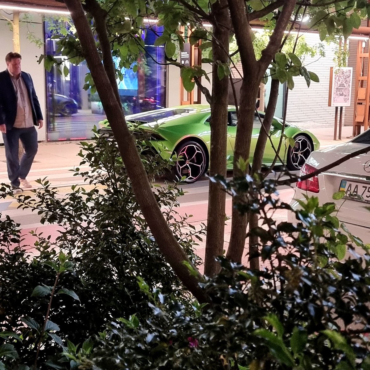 videodlabiznesu's tweet photo. Kiedy robię foto z przyczaiki!👌😜😎 #lamborghini #lambolove #lambocarworld #lambocarphoto #photooftheday #photoeveryday #photography https://t.co/hQ7fGyVBh1