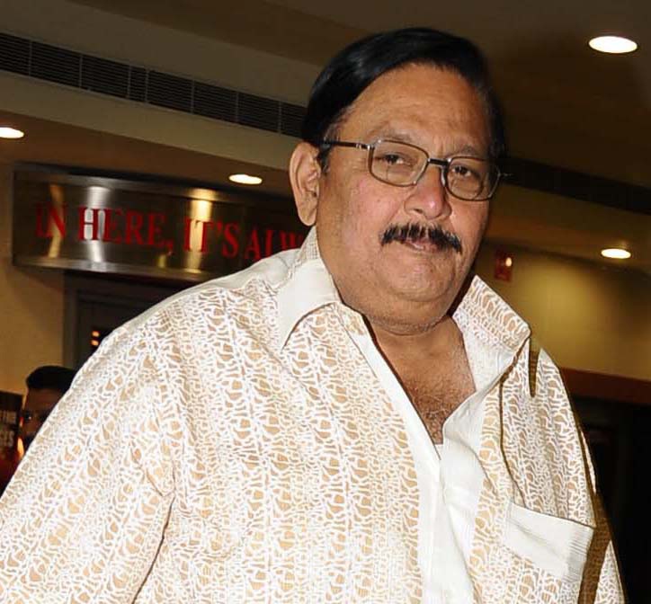 MChimmani's tweet photo. ఇందాకే శ్రీ అట్లూరి ఆర్టికిల్ రీపోస్టు ఒకటి చదివాను. అది, అమెరికాలోని తెలుగువాళ్ళు అమెరికాలో నిర్మించిన అమెరికా అల్లుడు సినిమా మేకింగ్ వెనుక కథ గురించి. మంచి ఆర్టికిల్.
దర్శకులు కె వాసు గారికి నివాళి.
https://t.co/KFn0HO2U3r
#RIP #KVasu #Director https://t.co/p5oIHG5kHU