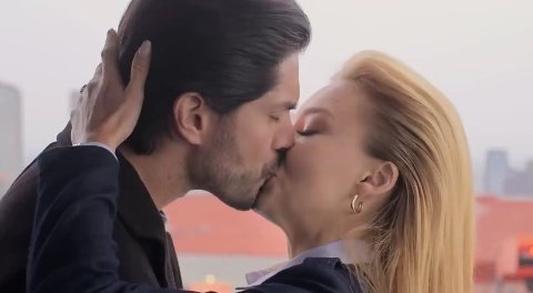 Voy a cuidarte por las noches
Voy a amarte sin reproches
Te voy a extrañar en la tempestad
Y aunque existan mil razones para renunciar
No hay nadie más

GARENA IS COMING