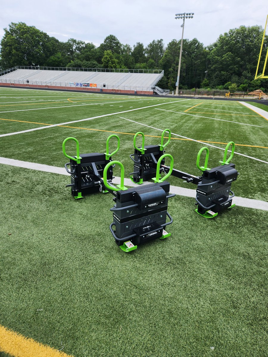 THEOLWHISPERX4's tweet photo. It's new toy day for @DiamondHornetFB. Can't wait to see our guys get better with these. Coach get yours now!! @TheFlipSled @LRHathletics #FlipIt #WeSetTheTrend https://t.co/u6pph06BBU