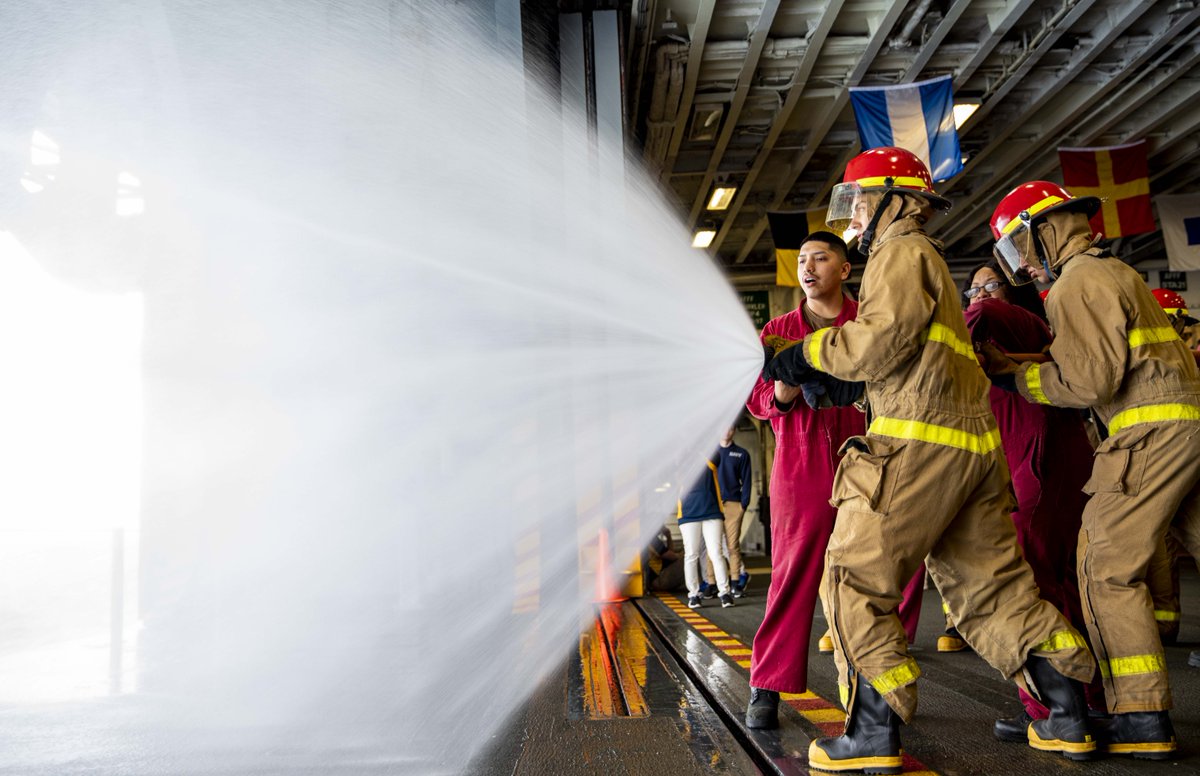 USNavy's tweet image. #USNavy Photos of the Day: 

1️⃣ #USSWasp participates in the parade of ships 2️⃣ @SECNAV welcomes Dutch sailors and 3️⃣ @seacadets and #JROTC practice hose handling aboard #USSWasp en route to @FleetWeekNYC @NavyOutreach 
4️⃣ #USSShiloh #UNREP @US7thFleet
👉 dvidshub.net/r/uw5gq2
