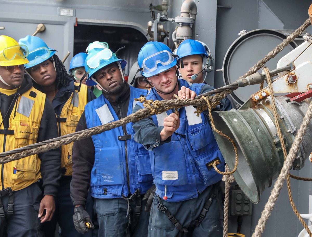 USNavy's tweet image. #USNavy Photos of the Day: 

1️⃣ #USSWasp participates in the parade of ships 2️⃣ @SECNAV welcomes Dutch sailors and 3️⃣ @seacadets and #JROTC practice hose handling aboard #USSWasp en route to @FleetWeekNYC @NavyOutreach 
4️⃣ #USSShiloh #UNREP @US7thFleet
👉 dvidshub.net/r/uw5gq2